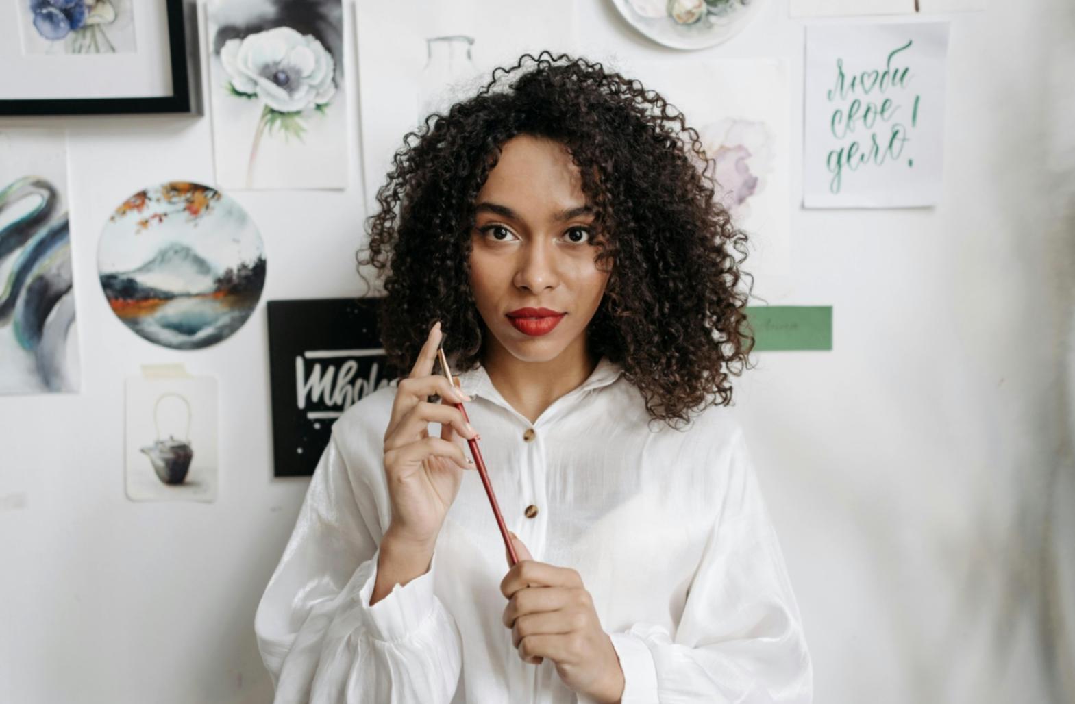 Atelier beauté avec produits naturels et miroir vintage